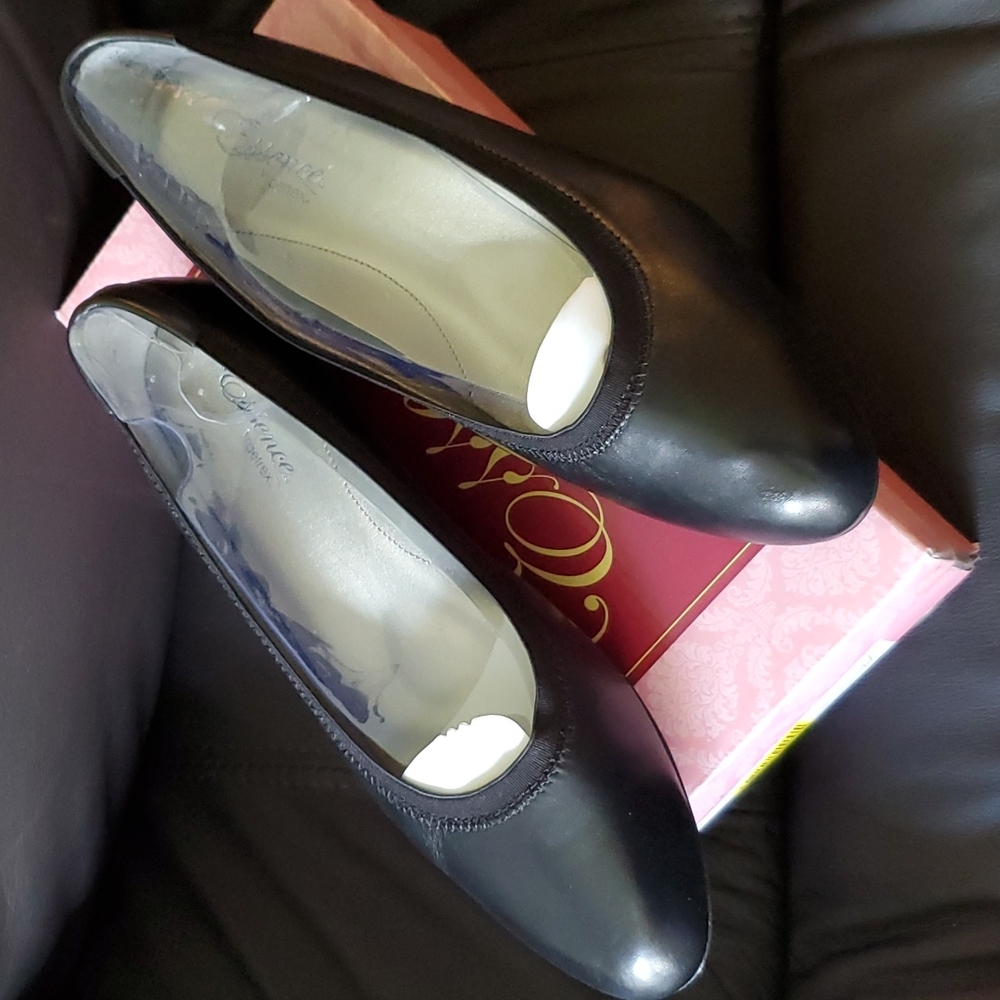 NWT Aetrex Leather Classic Low Pump 10W, Black
